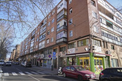 Paseo del Cauce del barrio La Pilarica de Valladolid.- J. M. LOSTAU