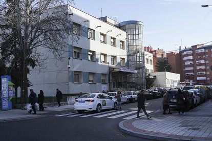 Centro de Especialidades de la calle Doce de Octubre del barrio La Pilarica de Valladolid.- J. M. LOSTAU
