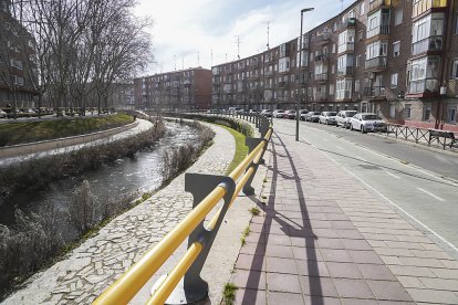 Paseo del Cauce del barrio La Pilarica de Valladolid.- J. M. LOSTAU