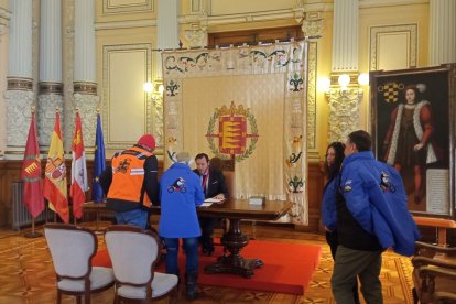 Óscar Puente oficia una boda motera durante Pingüinos 2023 en el Ayuntamiento de Valladolid.- TWITTER ÓSCAR PUENTE