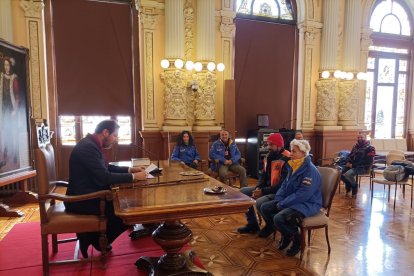 Óscar Puente oficia una boda motera durante Pingüinos 2023 en el Ayuntamiento de Valladolid.- TWITTER ÓSCAR PUENTE