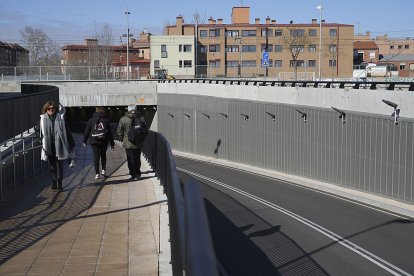 Entrada peatonal al túnel de Andrómeda del barrio La Pilarica de Valladolid.- J. M. LOSTAU