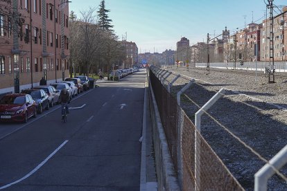 Vías entre la calle Salud y la calle Seo del barrio La Pilarica de Valladolid.- J. M. LOSTAU