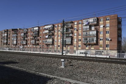 Calle Seo con las vías del barrio La Pilarica de Valladolid.- J. M. LOSTAU