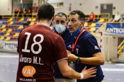 Ollero y Pisonero dan indicaciones a Álvaro Martínez. / LOF