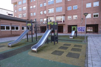 Plaza Encuentro de los Pueblos del barrio La Pilarica de Valladolid.- J. M. LOSTAU