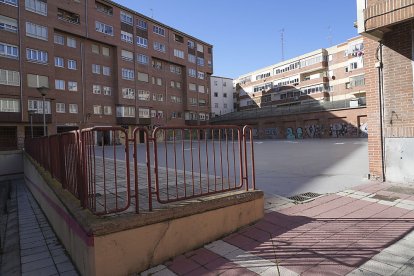Plaza Encuentro de los Pueblos del barrio La Pilarica de Valladolid.- J. M. LOSTAU