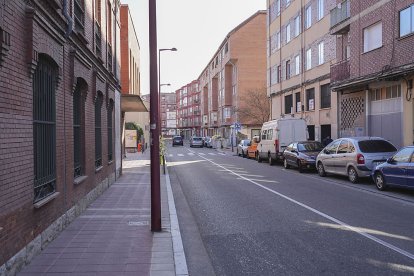 Calle Puente de la Reina del barrio La Pilarica de Valladolid.- J. M. LOSTAU