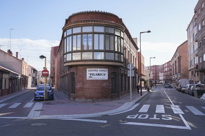 Centro Cívico La Pilarica del barrio La Pilarica de Valladolid.- J. M. LOSTAU