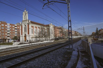 Iglesia del Pilar desde la calle Salud del barrio La Pilarica de Valladolid.- J. M. LOSTAU