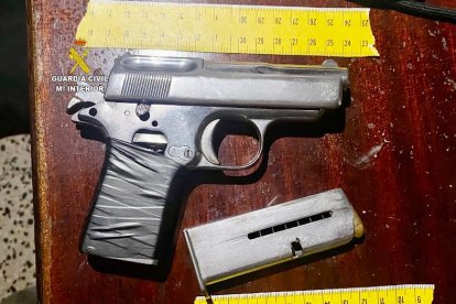 Pistola de 9 mm. corto, presuntamente utilizada en el homicidio.- E.M.