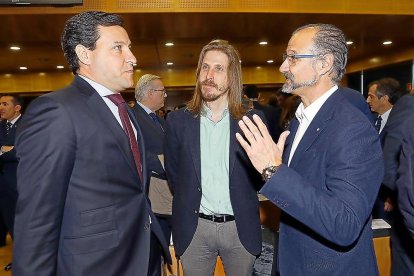 Los portavoces Raúl de la Hoz, Pablo Fernández y Luis Fuentes