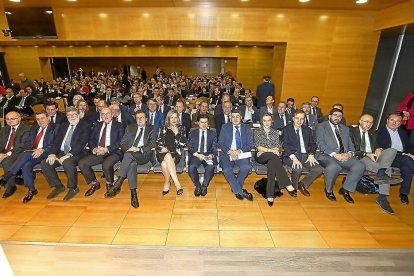 En primera fila, Luis Antonio Gómez, José Manuel Barrios, Santiago Aparicio, Jesús Julio Carnero, José Luis Ulibarri,Pilar del Olmo, Alexandre Pérez, Pablo R. Lago, María Victoria Seco, Germán Barrios, Jesús Manuel Sánchez Cabrera, Ramiro Ruiz Medrano y Donaciano Dujo con los asistentes a la Gala de Innovadores.