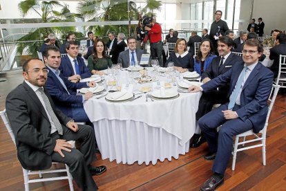 Congreso Somos Castilla y León El presidente de la Diputación de Soria, Luis Rey, el secretario general del PSCyL, Luis Tudanca, el director de El Mundo, Pablo Lago, la presidenta de las Cortes, SilviaClemente, el presidente de Edigrup,José Luis Ulibarri, la consejera de Agricultura, Milagros Marcos, consejera delegada de Edigrup, Adriana Ulibarri, el consejero de Fomento, Suárez-Quiñones, y el alcalde de Salamanca, Fernández Mañueco
