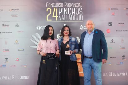 El presidente de los hosteleros entrega de uno de los premios.