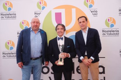 El presidente de los hosteleros Jaime Fernández, Enrique Cornejo y Conrado Íscar.