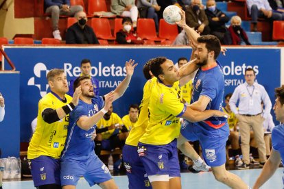 Borja trata de lanzar en el duelo entre el Recoletas Atlético Valladolid y Bidasoa. / J. M. LOSTAU