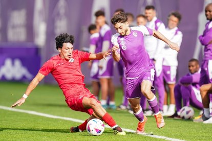 Moro, con el balón ante el Zamora CF. / RVCF