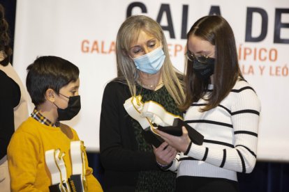 Entrega de algunas de las medallas a galardonados. / M. A.