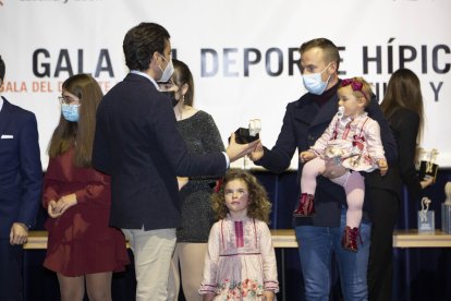 Entrega de algunas de las medallas a galardonados. / M. A.