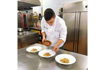 El restaurante mantiene una línea tradicional aunque ha ido renovando la carta con nuevos guisos y platos. / la posada