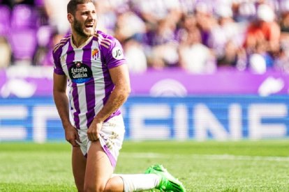 Shon Weissman, arrodillado en el césped se lamenta de una ocasión fallida. IÑAKISOLA/ RVCF