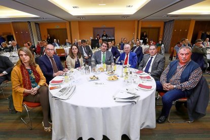 Ángela de Miguel (presidenta de la Confederación Vallisoletana de Empresarios), Víctor Alonso Monge (vicepresidente de la Diputación de Valladolid), Adriana Ulibarri (consejera delegada de Edigrup Media), Juan Carlos Suárez-Quiñones (Consejero de Fomento y Medio Ambiente de la Junta de Castilla y León), Pedro García Romera (presidente de la Unión Regional de Cajas Rurales), José Rivas Moriana (IV subinspector general del Ejército de Tierra) y Aurelio González (secretario general de UPA-COAG de Castilla y León). REPORTAJE GRÁFICO: J.M. LOSTAU