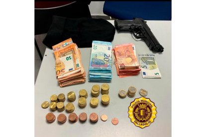 Dinero y arma incautado tras el asalto a un supermercado en la calle Aurora de Valladolid. -POLICÍAVLL