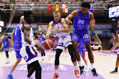 UEMC Real Valladolid Baloncesto - Almansa. / LOSTAU