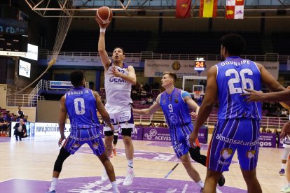 UEMC Real Valladolid Baloncesto - Almansa. / LOSTAU