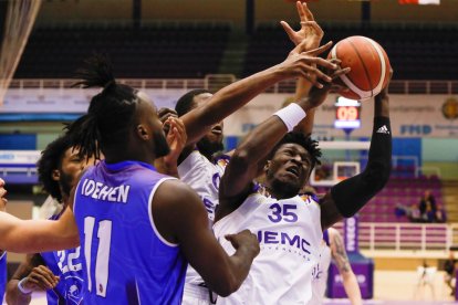UEMC Real Valladolid Baloncesto - Almansa. / LOSTAU