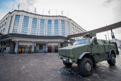 Un camión militar estacionado delante de la estación central de Bruselas, donde todas las tiendas están cerradas por la amenaza terrorista. EFE / STEPHANIE LECOCQ