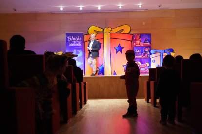 El presidente de las Cortes, Carlos Pollán, da la bienvenida a la jornada de Carnaval para dar a conocer las Cortes a los niños. -ICAL