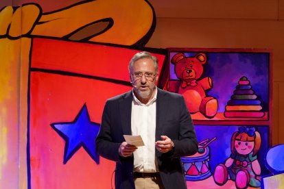 El presidente de las Cortes, Carlos Pollán, da la bienvenida a la jornada de Carnaval para dar a conocer las Cortes a los niños. -ICAL