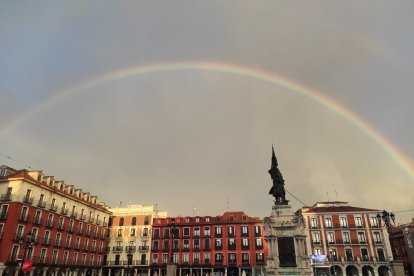 Estatua del Conde Ansúrez en la Plaza Mayor de Valladolid este sábado 4 de noviembre.- E. M.