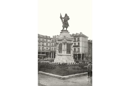 Una imagen antigua de la estatua del Conde Ansúrez en la plaza Mayor de Valladolid. ARCHIVO MUNICIPAL