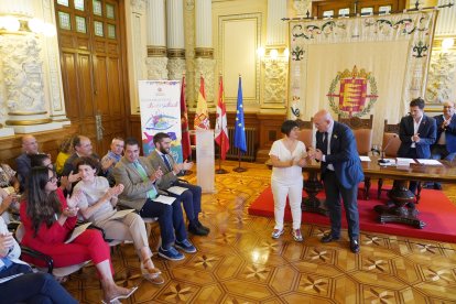 Acto institucional con motivo del Dia Internacional del Orgullo LGTBI. En la imagen, el alcalde de Valladolid, Jesús Julio Carnero, junto a Eugenia Martín, encargada de leer el manifiesto.- ICAL
