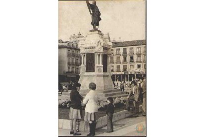 Una imagen antigua de la estatua del Conde Ansúrez en la plaza Mayor de Valladolid. ARCHIVO MUNICIPAL