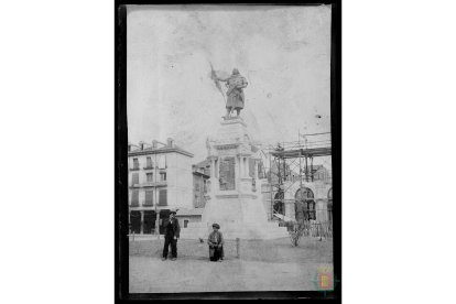 Una imagen antigua de la estatua del Conde Ansúrez en la plaza Mayor de Valladolid. ARCHIVO MUNICIPAL