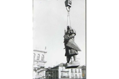 Una imagen antigua de la estatua del Conde Ansúrez en la plaza Mayor de Valladolid. ARCHIVO MUNICIPAL