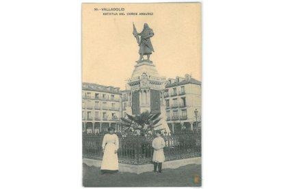 Una imagen antigua de la estatua del Conde Ansúrez en la plaza Mayor de Valladolid. ARCHIVO MUNICIPAL