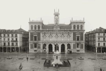 Una imagen antigua de la estatua del Conde Ansúrez en la plaza Mayor de Valladolid. ARCHIVO MUNICIPAL