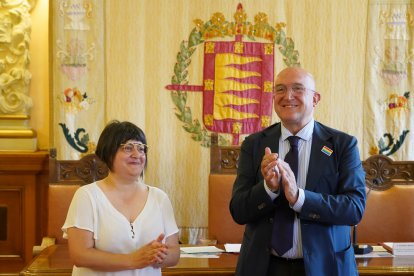 Acto institucional con motivo del Dia Internacional del Orgullo LGTBI. En la imagen, el alcalde de Valladolid, Jesús Julio Carnero, junto a Eugenia Martín, encargada de leer el manifiesto.- ICAL
