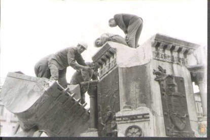 Una imagen antigua de la estatua del Conde Ansúrez en la plaza Mayor de Valladolid. ARCHIVO MUNICIPAL