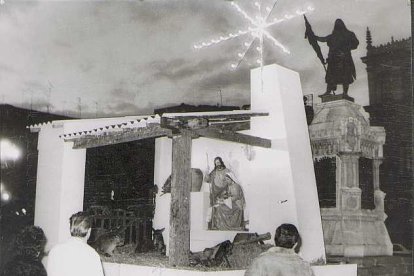 Una imagen antigua de la estatua del Conde Ansúrez en la plaza Mayor de Valladolid. ARCHIVO MUNICIPAL