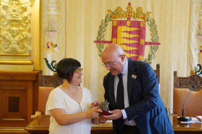 Acto institucional con motivo del Dia Internacional del Orgullo LGTBI. En la imagen, el alcalde de Valladolid, Jesús Julio Carnero, junto a Eugenia Martín, encargada de leer el manifiesto.- ICAL