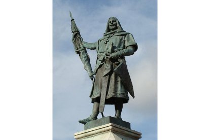 Estatua del Conde Ansúrez en la Plaza Mayor de Valladolid en la actualidad.- E. M.