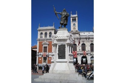 Estatua del Conde Ansúrez en la Plaza Mayor de Valladolid en la actualidad.- E. M.