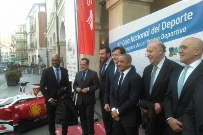 Marcos Senna, Roberto Carlos (centro), junto a Vicente Del Bosque y Jesús Julio Carnero.