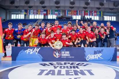 Pablo Herrero, séptimo por la izquierda, y Alejandro Pisonero, tercero por la izquierda, junto a sus compañeros. / EHF